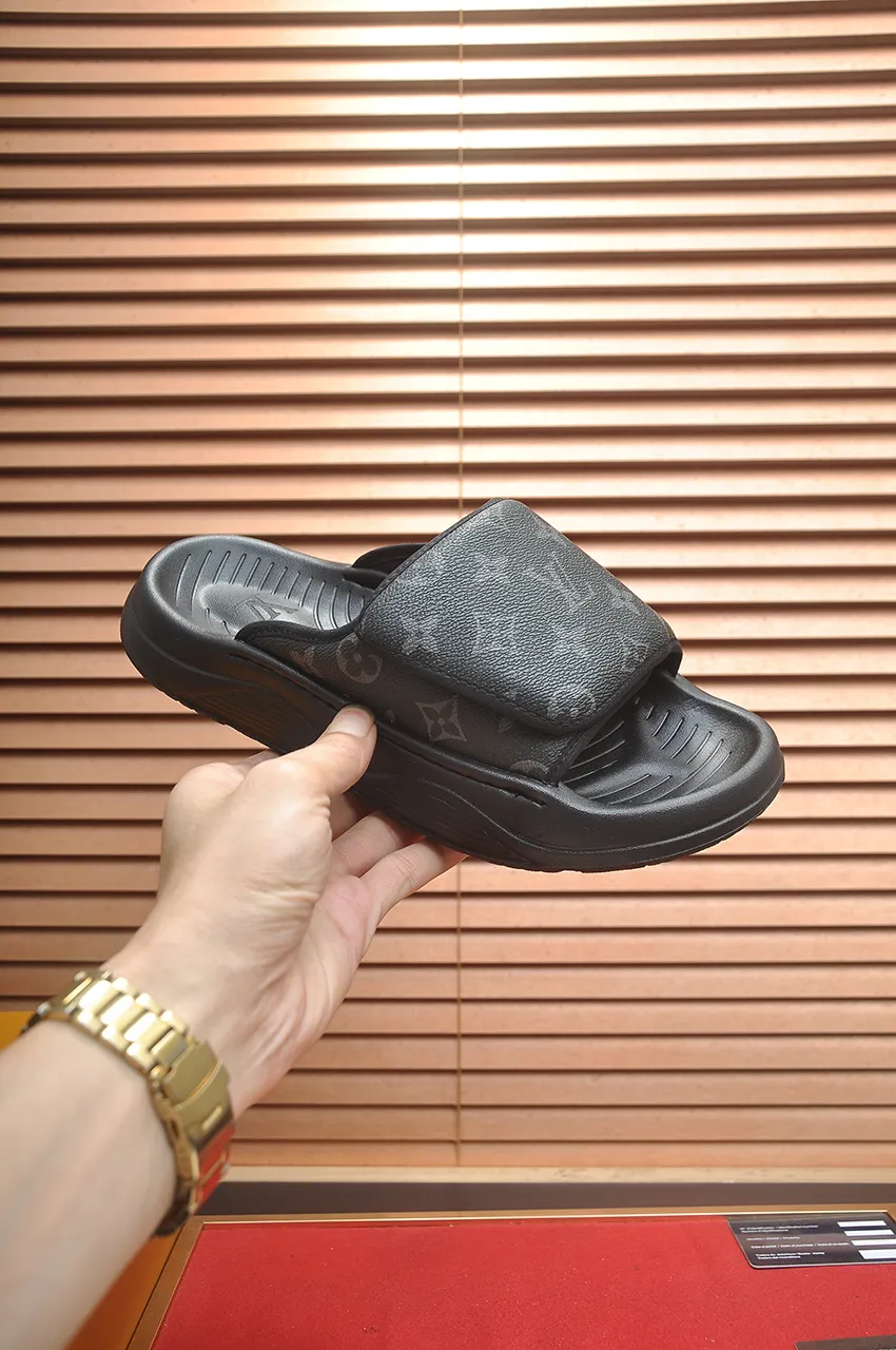 Men's men's shoes 💰340💶 [Louis Vuitton LV slippers] (high-end cowhide) counter 1:1 fashion style, a must-have for summer! The designer used LV’s iconic outsole. The original simple slippers instantly become fashionable! The upper is made of flexible special cowhide leather straps alternately, and the workmanship is exquisite! A must-have for stylish men in summer, size 38-45 (45 customized)